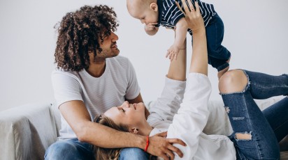 Jonge ouders met baby (livis E-learning)