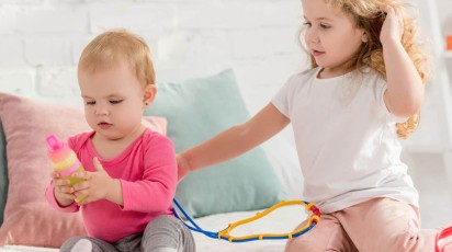 baby en peuter spelen samen