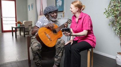 Meneer met zijn gitaar