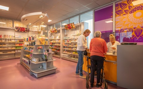 bewoners in het winkeltje van leo polak