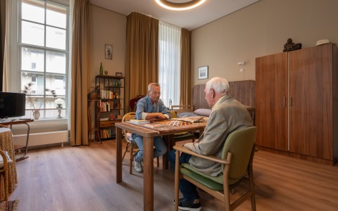bewoners dammen gezellig samen