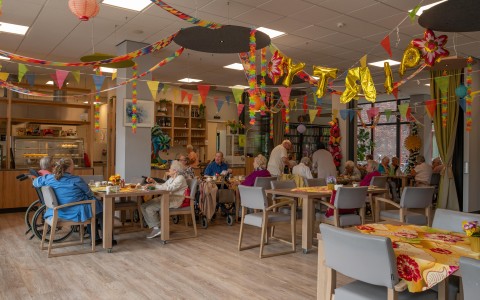 bewoners samen in het restaurant