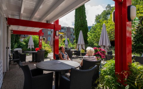 bewoners buiten in de tuin