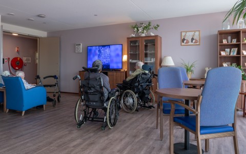 Cliënten kijken samen televisie