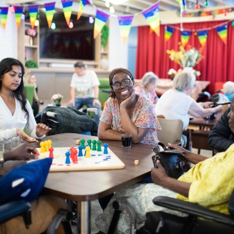 bewoners spelen samen mens erger je niet