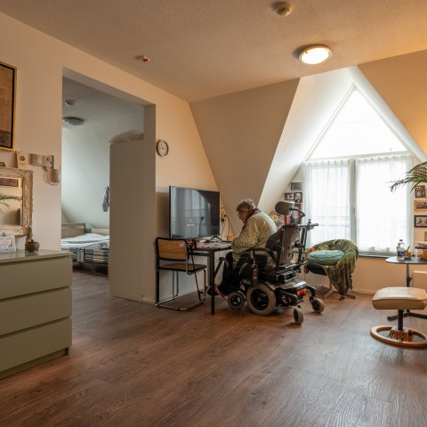 bewoner in haar woning