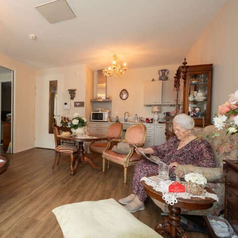 bewoner in haar kamer