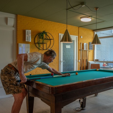 bewoners aan het biljarten