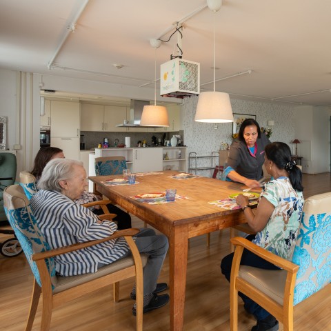 Bewoners zitten gezellig aan tafel