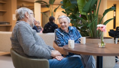 mevrouw is in gesprek met een lach