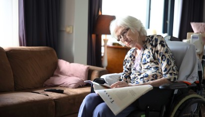 Mevrouw leest een magazine