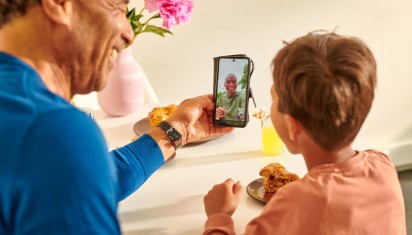 Man en kind videobellen met telefoon