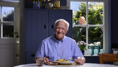 man zit aan tafel te eten