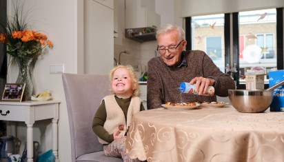 meneer maakt pannekoeken voor kleindochter